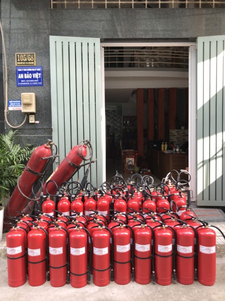 Việc trang bị bình chữa cháy là một quyết định cần thiết và đúng đắn cho mọi gia đình, cửa hàng, và doanh nghiệp. Với sự hỗ trợ từ An Bảo Việt, bạn có thể yên tâm rằng sẽ nhận được sản phẩm chất lượng, dịch vụ tư vấn chu đáo và mức giá hợp lý nhất. Đừng chần chừ, hãy liên hệ ngay với chúng tôi qua hotline 0918 087 684 hoặc truy cập An Bảo Việt để đảm bảo an toàn cho bạn và những người xung quanh!